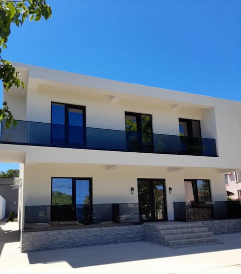 Property building, Facade/entrance, Off site, Day