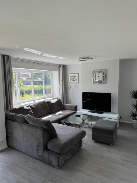 Communal lounge/ TV room, TV and multimedia, Living room, Seating area, Evening entertainment