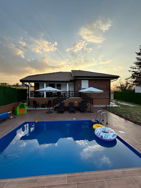 Property building, Patio, Day, Swimming pool, sunbed