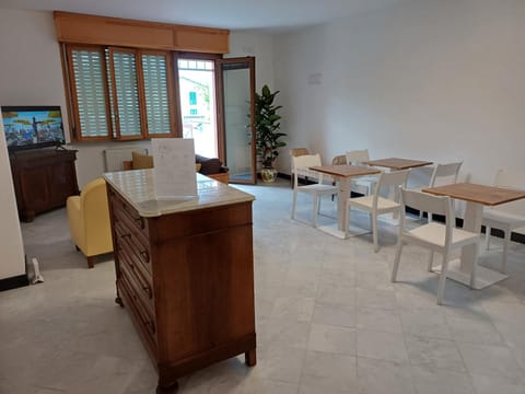 TV and multimedia, Living room, Seating area, Dining area