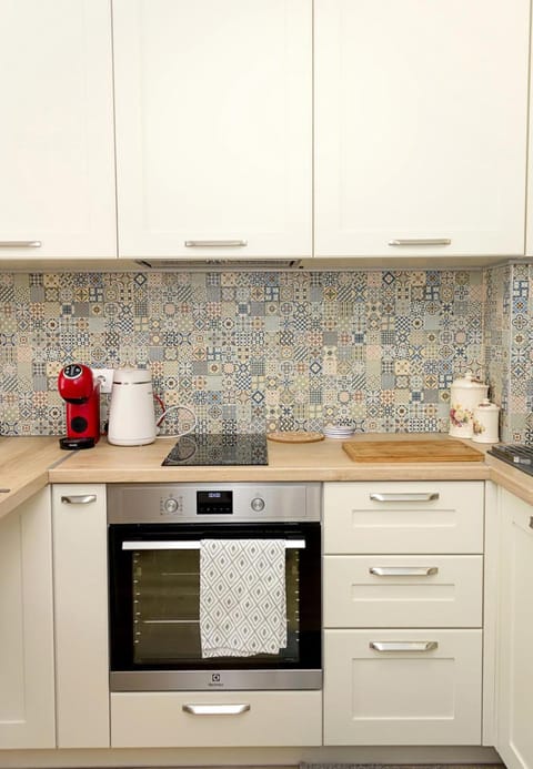 Coffee/tea facilities, Kitchen or kitchenette, stove