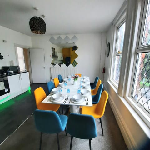 Kitchen or kitchenette, Seating area, Dining area, stove