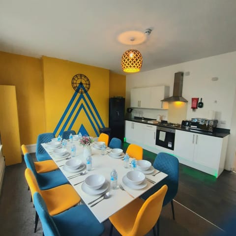 Kitchen or kitchenette, Dining area, stove