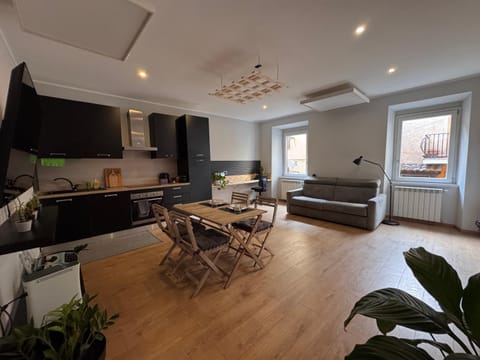 Kitchen or kitchenette, Seating area, Dining area