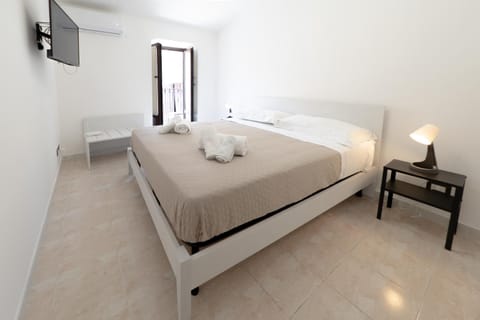 Bed, TV and multimedia, Photo of the whole room, Bedroom, towels, air conditioner