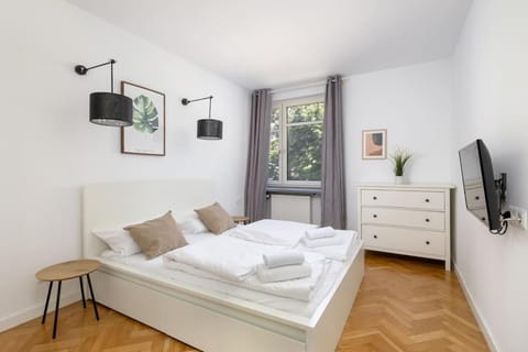Bed, TV and multimedia, Photo of the whole room, Bedroom, towels