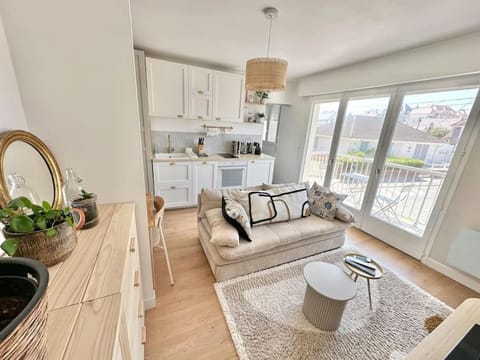 Kitchen or kitchenette, Living room, oven, pet friendly, stove