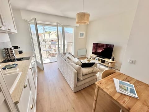 TV and multimedia, Balcony/Terrace, Kitchen or kitchenette, Living room, Dining area