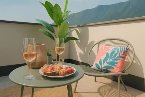 Day, Natural landscape, Living room, Food and drinks, Seating area, Dining area, Food, Mountain view, Drinks