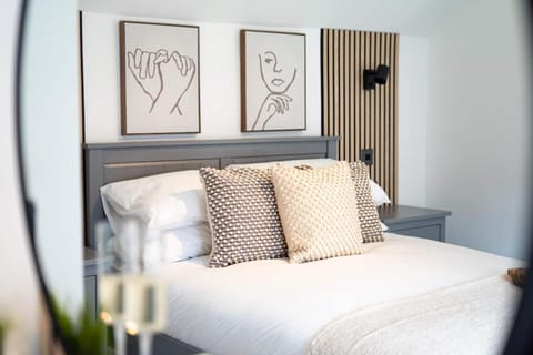 Stylish 2 Bedroom Cottage With Hot Tub And Parking House in Bewdley