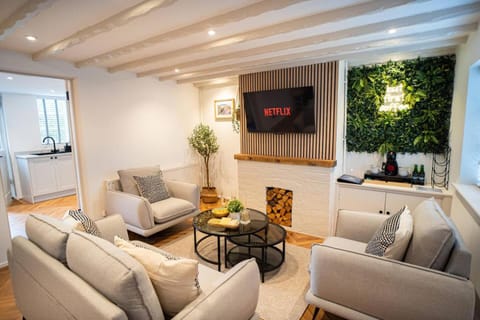 Stylish 2 Bedroom Cottage With Hot Tub And Parking House in Bewdley