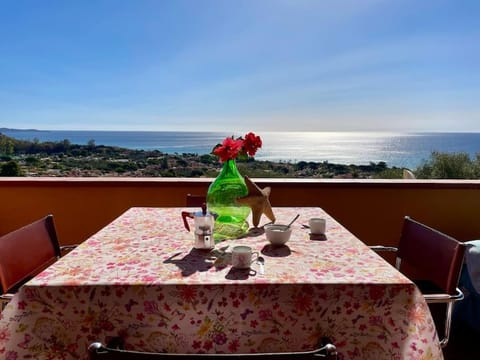 Day, Natural landscape, View (from property/room), Balcony/Terrace, Dining area, Sea view