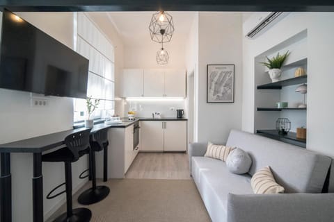 TV and multimedia, Kitchen or kitchenette, Seating area, Dining area, oven, stove