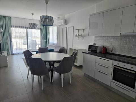 Coffee/tea facilities, Kitchen or kitchenette, Living room, Seating area, Dining area, dishwasher, minibar, oven, pet friendly, stove, toaster