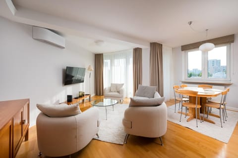 Communal lounge/ TV room, TV and multimedia, Living room, Seating area, Dining area, Evening entertainment
