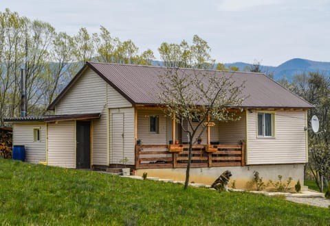 Property building, Patio, Garden, View (from property/room), Pets, Garden view, Mountain view