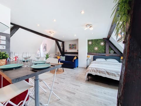 Bed, Kitchen or kitchenette, Living room, Photo of the whole room, Seating area, Dining area, Bedroom