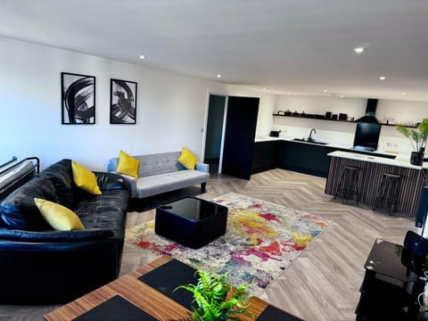 TV and multimedia, Kitchen or kitchenette, Living room, Seating area