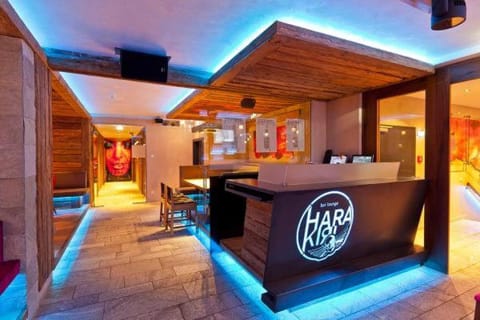 Nightclub / DJ, Lounge or bar