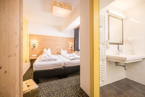 Partyhouse HARAKIRI stay DIFFERENT 60 seconds to MOUNTAINS! Free PARKING! Self CHECK-IN Nature lodge in Mayrhofen