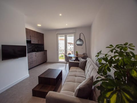 TV and multimedia, Food and drinks, Photo of the whole room, Decorative detail, Dining area, Garden view, Meals, Lunch, Dinner, Location, Family, furniture, kitchen