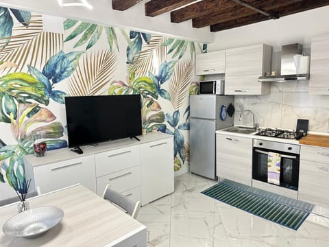 Communal lounge/ TV room, TV and multimedia, Kitchen or kitchenette, Dining area, oven, stove