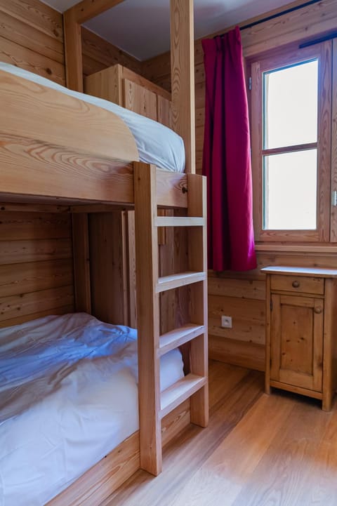 Bedroom, bunk bed