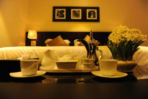 Bed, Living room, Photo of the whole room, Seating area, Bedroom