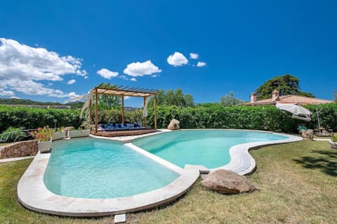 Villa con piscina e giardino Villa in Sardinia