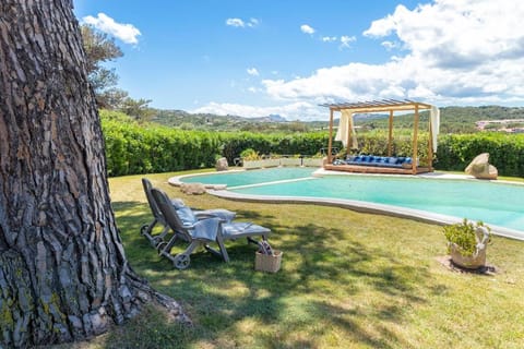Villa con piscina e giardino Villa in Sardinia