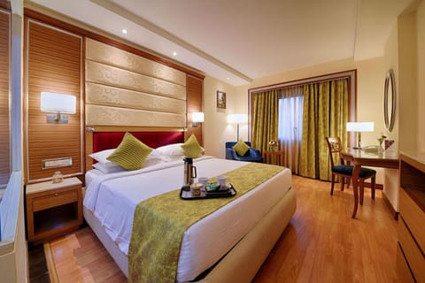 TV and multimedia, Photo of the whole room, Seating area, Bedroom