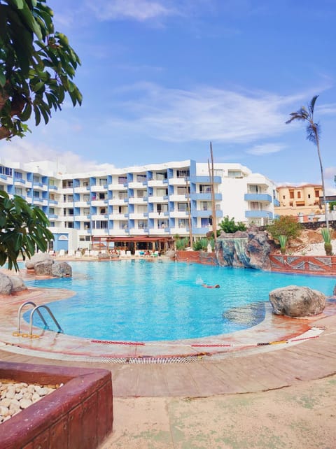 Swimming pool, sunbed