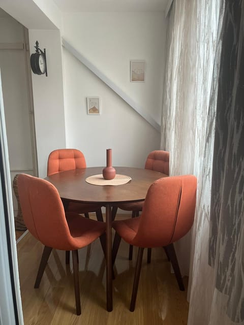 Seating area, Dining area