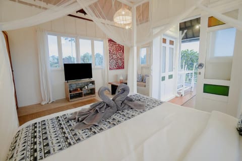 Bed, TV and multimedia, Photo of the whole room, Bedroom