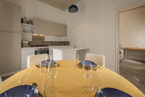 Kitchen or kitchenette, Dining area