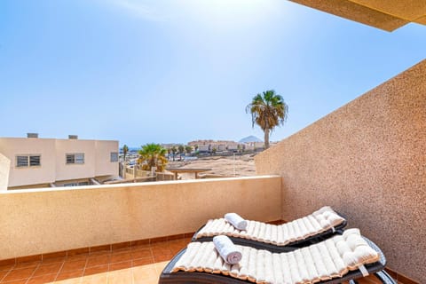 View (from property/room), Balcony/Terrace, sunbed