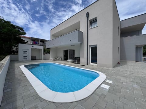 Property building, Day, Balcony/Terrace, Pool view, Swimming pool, sunbed