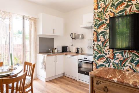 Coffee/tea facilities, Kitchen or kitchenette, Dining area, dishwasher, oven, stove, toaster