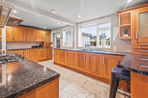 Modern House in Leicester - 6 Beds, 3 Car Driveway, Superfast WiFi, 3 Full Bathrooms Apartment in Leicester