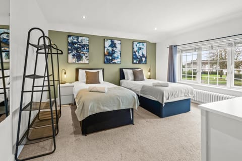 Modern House in Leicester - 6 Beds, 3 Car Driveway, Superfast WiFi, 3 Full Bathrooms Apartment in Leicester