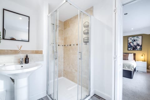 Modern House in Leicester - 6 Beds, 3 Car Driveway, Superfast WiFi, 3 Full Bathrooms Apartment in Leicester