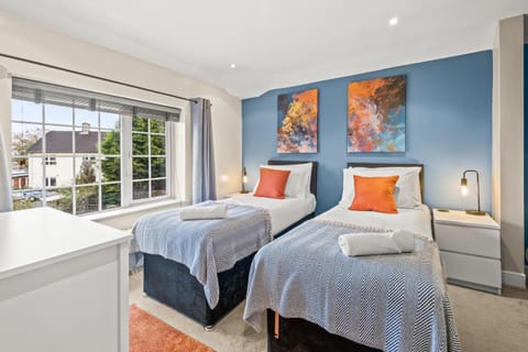 Modern House in Leicester - 6 Beds, 3 Car Driveway, Superfast WiFi, 3 Full Bathrooms Apartment in Leicester