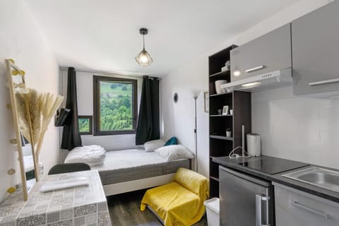 Property building, Kitchen or kitchenette, Living room