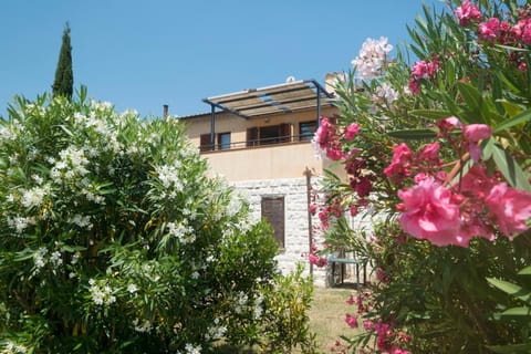 Property building, Day, Garden, Garden view