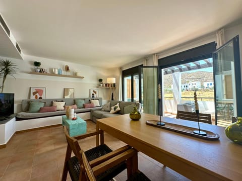 Communal lounge/ TV room, TV and multimedia, Living room, Photo of the whole room, Seating area, Dining area