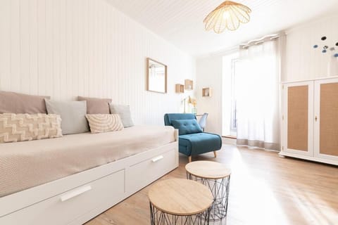 Bed, Living room, Photo of the whole room, Seating area, Bedroom, wardrobe