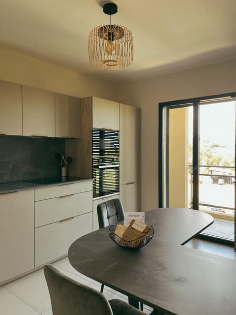 Kitchen or kitchenette, Dining area, stove