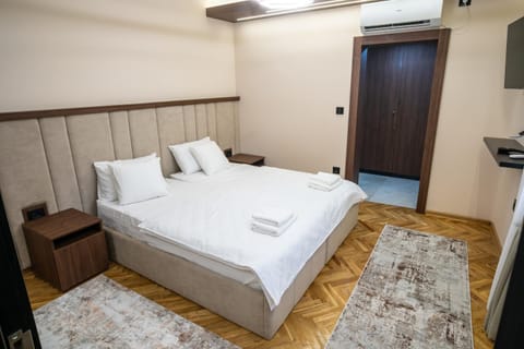 Photo of the whole room, Bedroom, wardrobe, air conditioner