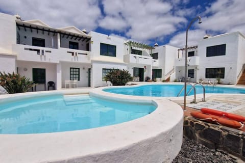 Property building, Day, Pool view, Swimming pool, Swimming pool, sunbed