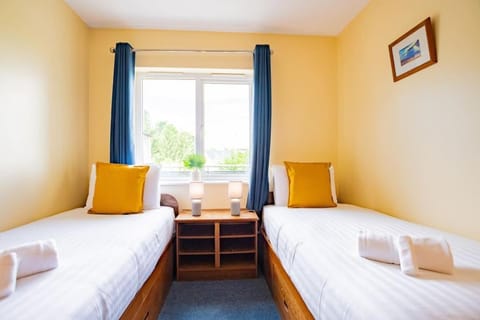 68 - Spacious & Budget Friendly by Shortstays Apartment in Galway